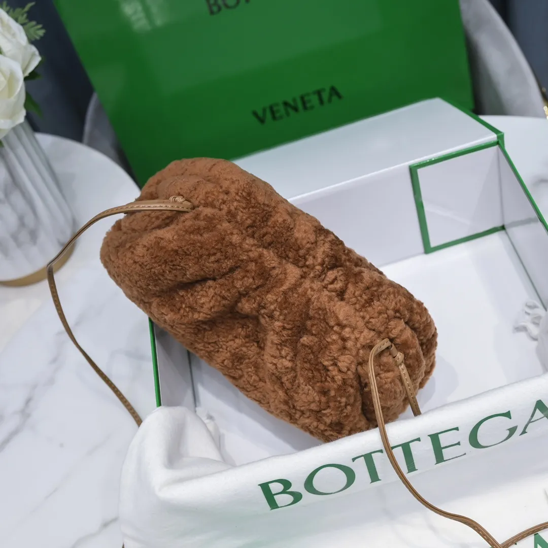 The small caramel 🐱BV pouch is the fluffy version of the cloud bag. It’s here, it’s here, it’s here with the fluff. You’ll know how cute it is when you see the real thing! The soft and fluffy feel is really great. Rua, this year’s furry style, I stand on bv! ! Whether it is a jodie cloud bag or a tote, not all curly teddy fur can be used to make goods. The curl size of the fur directly affects the similarity of the entire bag. Material: full fur and lambskin ➕ lambskin lining is much more expensive than full leather! Again, if you don’t want to develop ZP, of course you have to be willing to spend money ~ 22*13*5,
